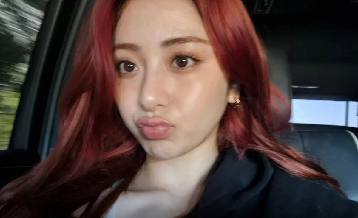 In the midst of the bustling city that never stops moving, I took my photo. Camera ready, smile on my face! Wishing you all a wonderful day every1! 🤍