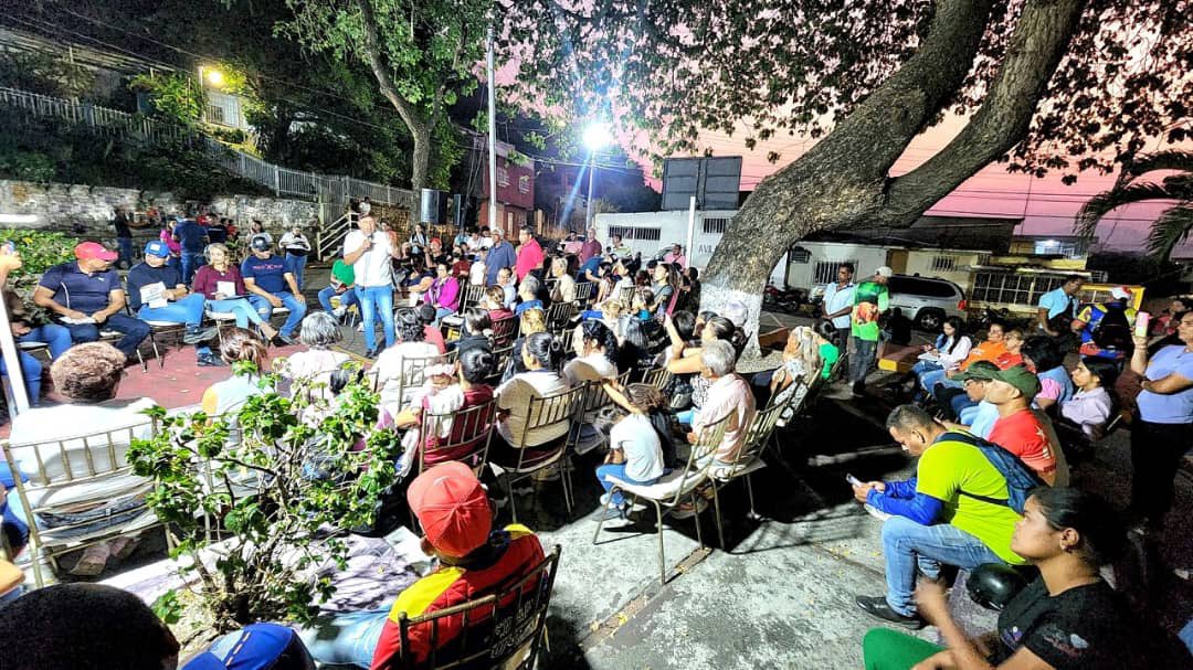 Nos tomamos un cafecito en la comunidad de Santa Rosa Bolivariana, en San Juan de los Morros, donde se realizó la sustitución de colector caído para el servicio de aguas servidas y además hicimos importantes anuncios en materia de vialidad, electrificación y embellecimiento.