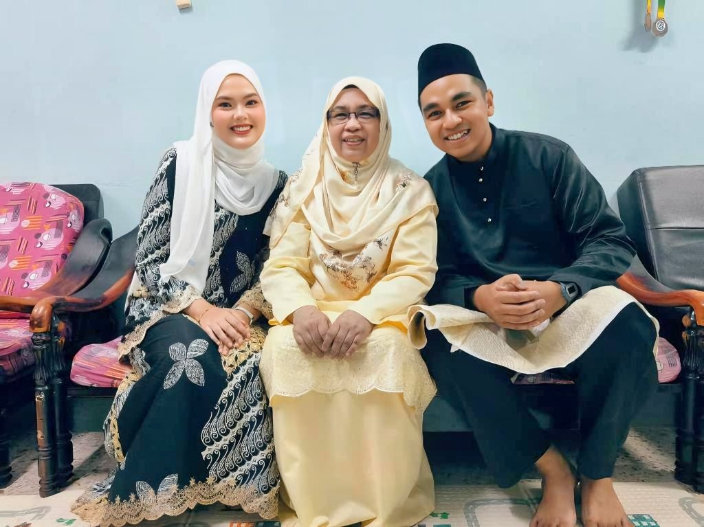 HajarRdn's tweet photo. Selamat hari raya 🥰 Tahun ni first raya rumah mertua 🙆🏻‍♀❤ https://t.co/KvRHh0V2mO