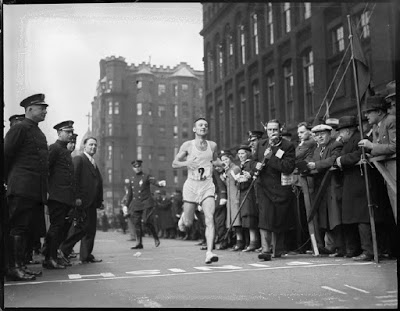 As #Boston readies for the 128th #BostonMarathon on Monday, April 15, shout-out to local legend Johnny Kelley, who ran the race 58 times, won it twice + placed in #Top10 18 times! See Johnny's statue at #HeartbreakHill. #Bostonirish @BAA @bostonmarathon irishboston.blogspot.com/2023/04/runnin…