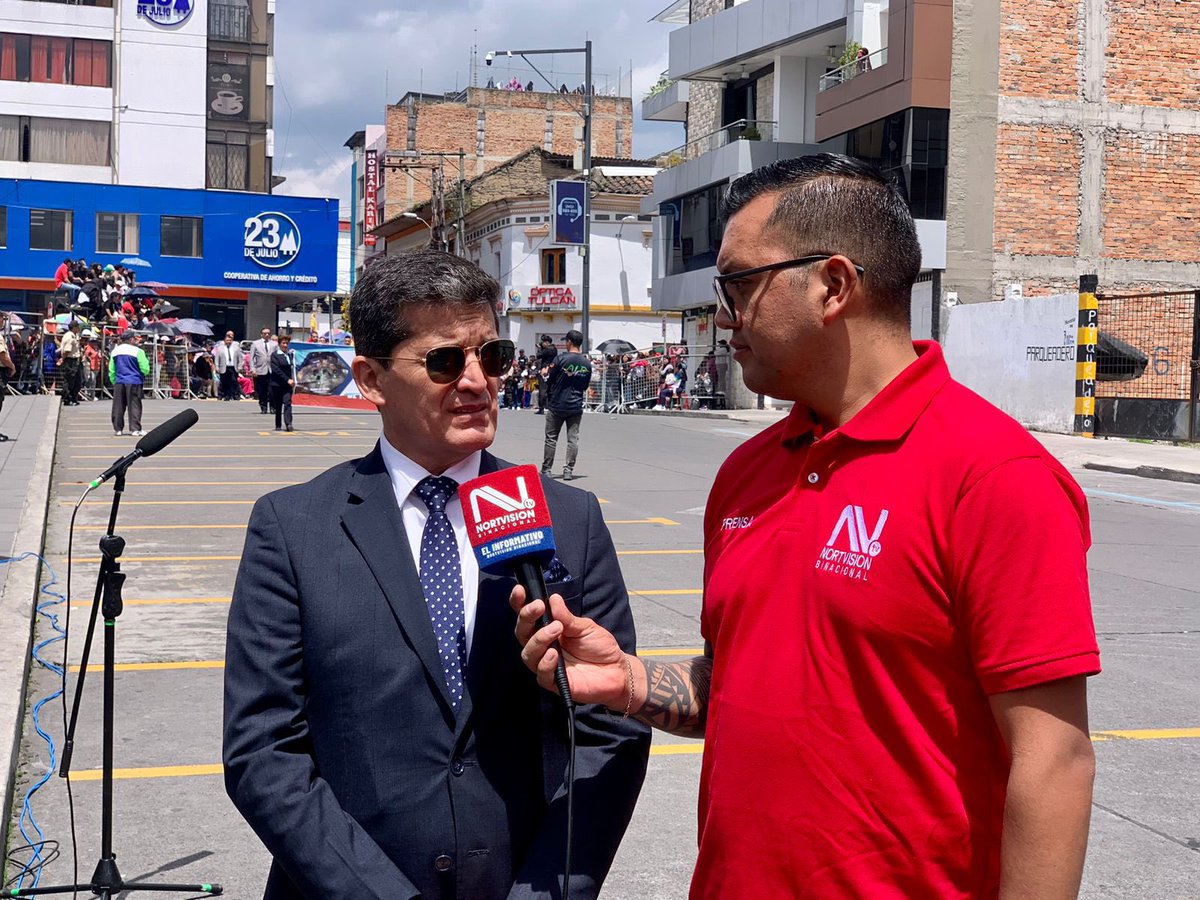 ECU911_'s tweet photo. #ECU911EnTerritorio | 
@BolivarTelloA, Director General del #ECU911 comunica los avances del trabajo articulado con @GoberCarchi, @alcadiaTulcan y @CarchiPrefectur; participando junto a los carchenses en el desfile cívico en honor a #173AñosTulcán https://t.co/tVar08Vn6M