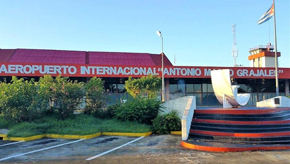 Helicóptero que cumplía misión en interés de @MinfarC cayó a tierra en el aeropuerto internacional de Santiago de Cuba. Resultaron fallecidos los tres integrantes de la tripulación de este cuerpo armando. Comisión de las FAR investiga las causas del accidente. #Cuba de luto 🇨🇺🖤