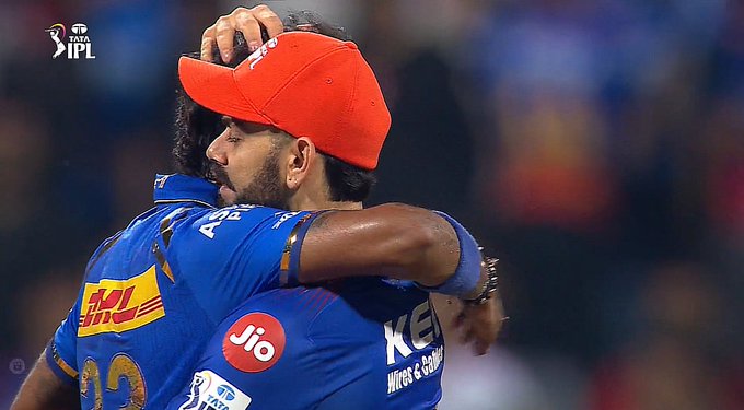 It took only one hug and gesture from the greatest cricketer to teach some manners to dharavians.

Now i bet that you won't see any kind of booing for hardik pandya from literate fans ❤️
