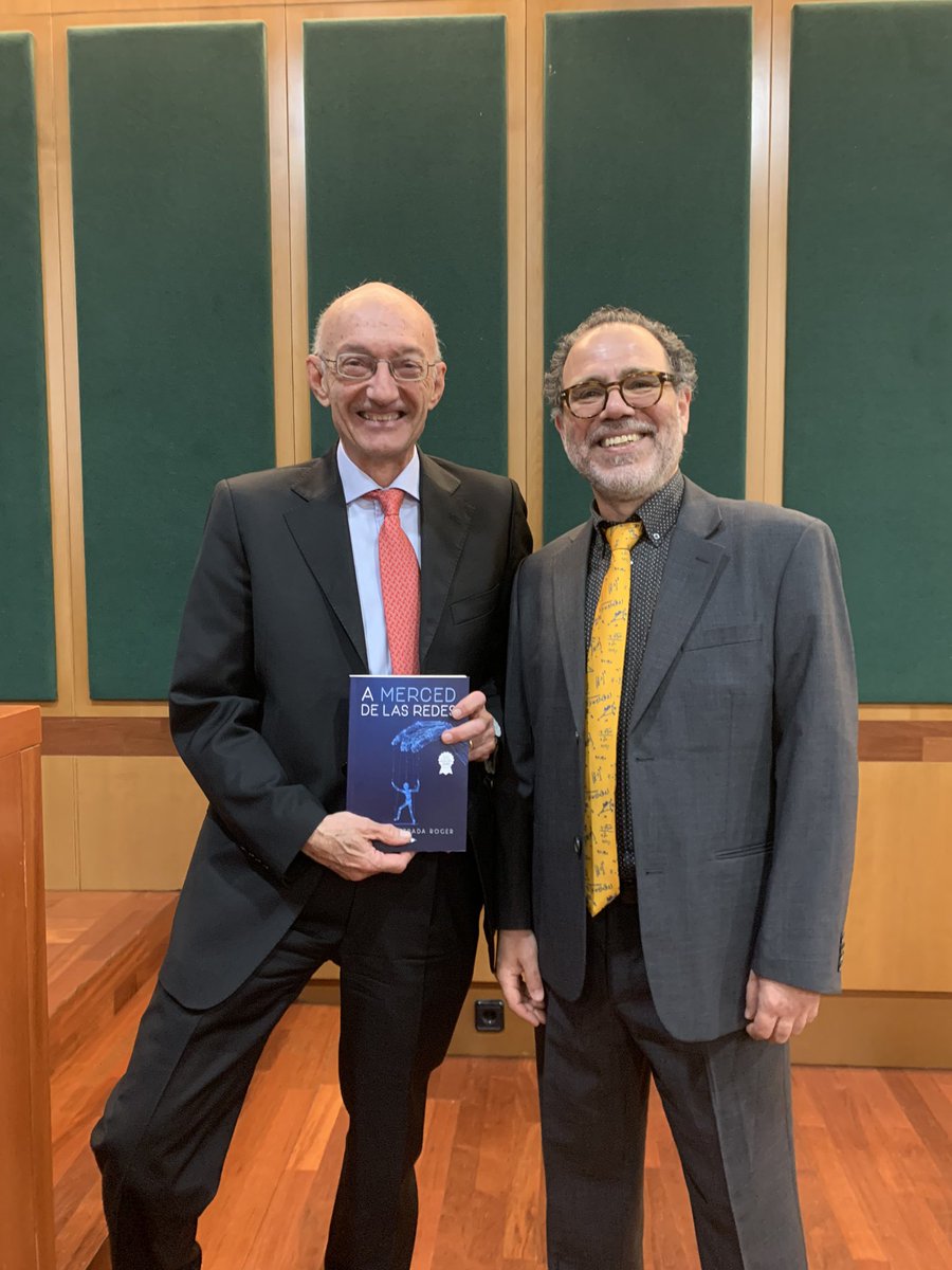 Gracias Ernesto, por esta charla en la que hemos aprendido,entre otras, el fundamento de la teoría de los 6️⃣ grados de separación que sostiene que cualquier persona está conectada a cualquier otra del planeta a través de una cadena de conocidos compuesta por 5️⃣ intermediarios 😀