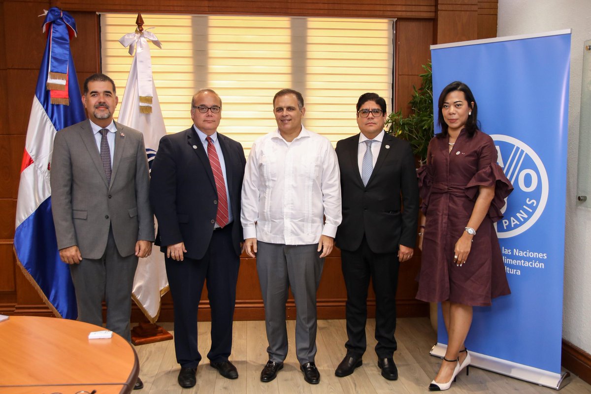 Durante la reunión con @jochivicente, ministro del @MinHaciendard, el economista jefe de @FAO, @MaximoTorero, destacó las oportunidades de inversión pública en #RepDom para lograr la erradicación de la pobreza y promover la #SeguridadAlimentaria.