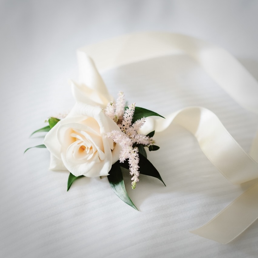 The simplicity of a wrist corsage for a lady 🌸
#WeddingCeremony #CeremonyFlowers #WeddingFlowers #WeddingFlorist #Hertfordshire #HemelHempstead #MaplesFlowers