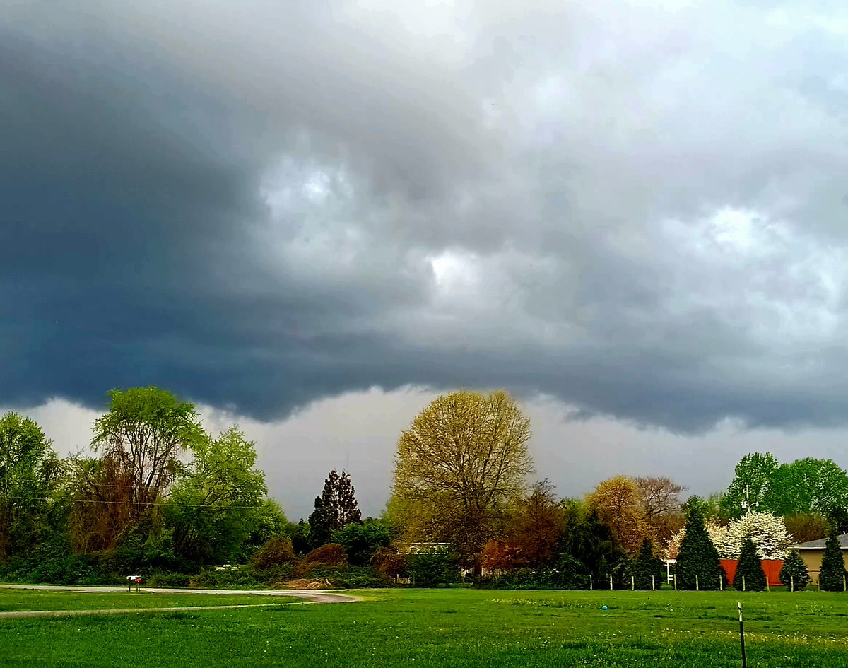 Nice little spring time storm headed towards my backyard #tnwx