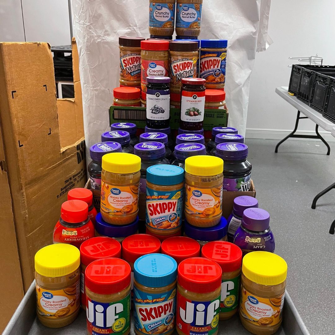 307 jars of peanut butter and jelly were donated during the LSS and @jaxhumane PB&J Drive last week. Thank you to the many community members who helped ‘spread’ hope, like AHF Jacksonville, who donated 85 lbs. of PB. These donations will make an impact in the lives of many 💗 🐾