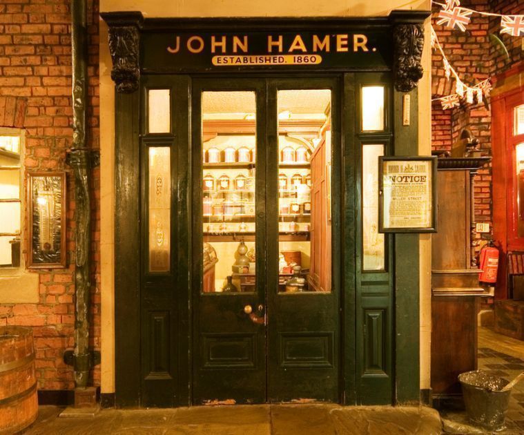 Welcome to our Victorian chemist! Many people could not afford to consult a doctor, so they went to the local chemist instead. If you look inside, you'll see jars and drawers filled with remedies! Do you have a favourite item inside this shop? Tell us 👇 📸 @HarrisonPhair