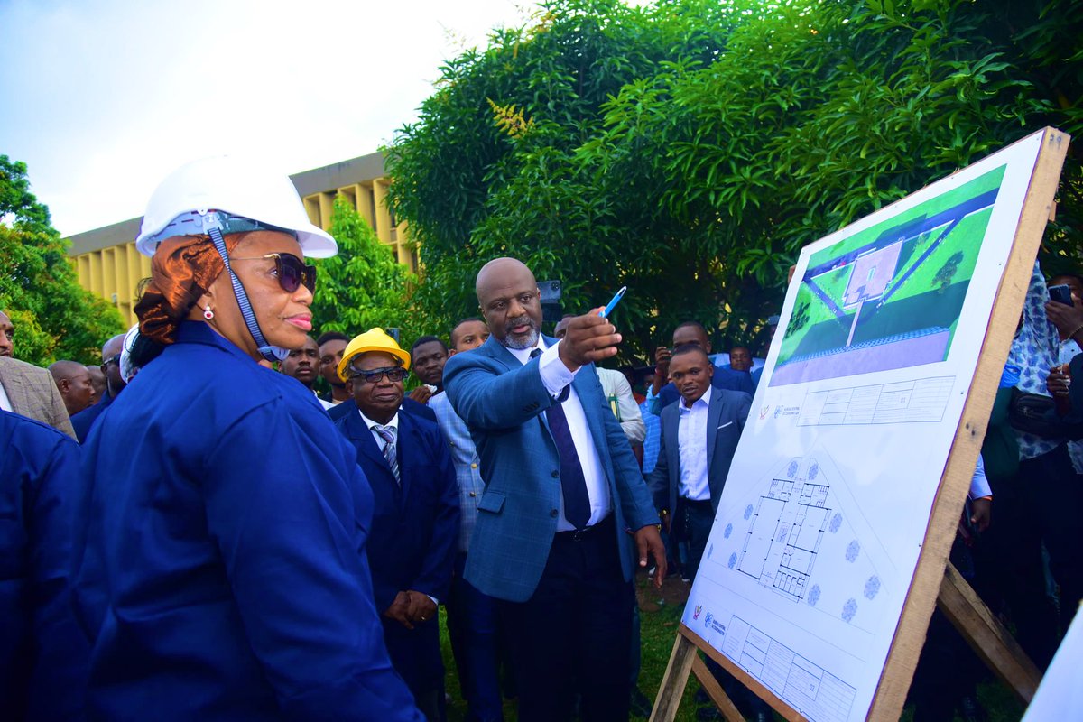 La #RDC🇨🇩 Pays-Solution possédera bientôt ses propres données scientifiquement prouvées sur son énorme potentiel forestier. Je suis heureuse de poser ce jour la première pierre pour la construction du bâtiment qui abritera le Système National de surveillance Forestière en #RDC.