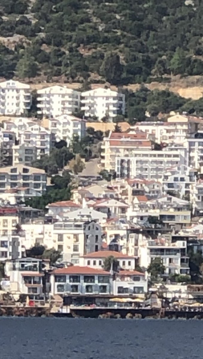 İki yaka arası.Çağlar ötesi rezillik! Kaş-Meis, 20 dakika mesafede!1’inci foto Meis’ten. ESTETİK CENNETİ.Rezillik görüntüsü Kaş’tan.İMAR CEHENNEMİ!Utanın, bu çirkinliği Kaş halkına reva gören gelmiş geçmiş tüm yöneticiler. (Eski Turizm Bakanı Günay’dan aktardım.) @ErtugrulGunay