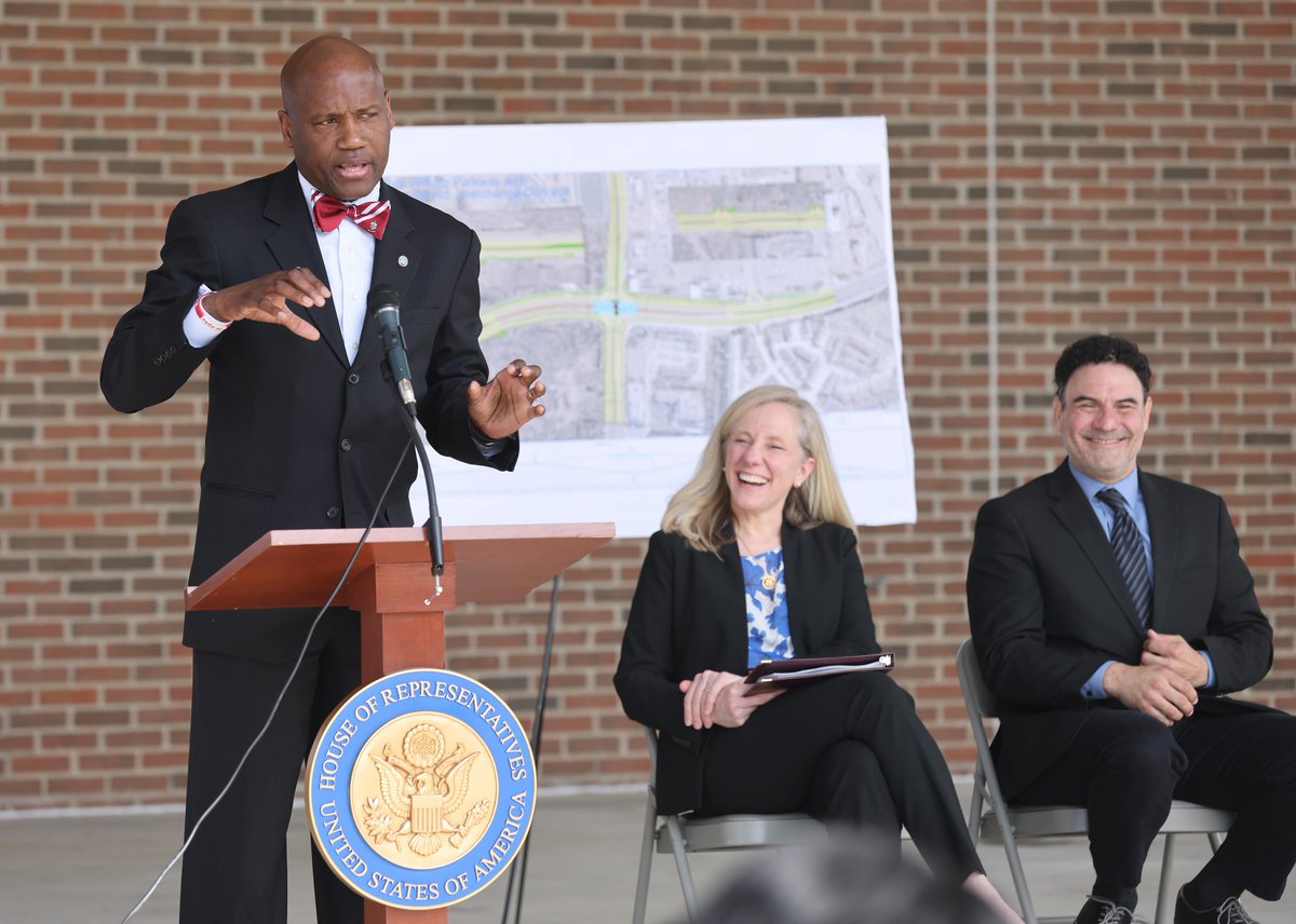 On Tuesday, April 9, Congresswoman Abigail Spanberger presented Prince William County officials with a ceremonial check for $2.5 million for the Minnieville Road/Prince William Parkway Interchange project. pwcva.gov/news/prince-wi…