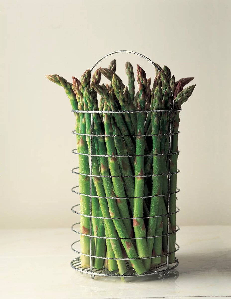 Our How to Cook collection - how to steam asparagus ow.ly/ctYE50Renli #howtocook #seasonalcooking #britishasparagus