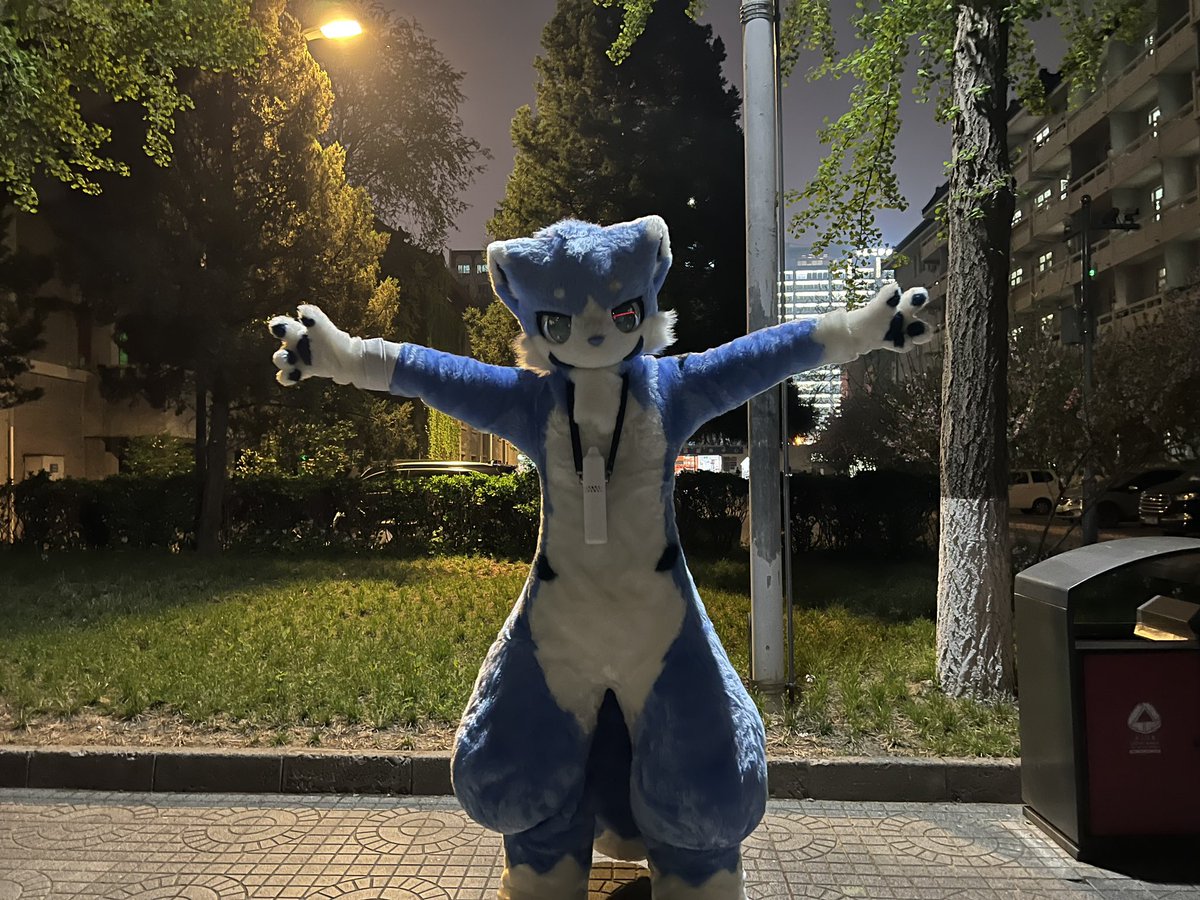 #FursuitFriday 
來和小戰狼抱抱捏