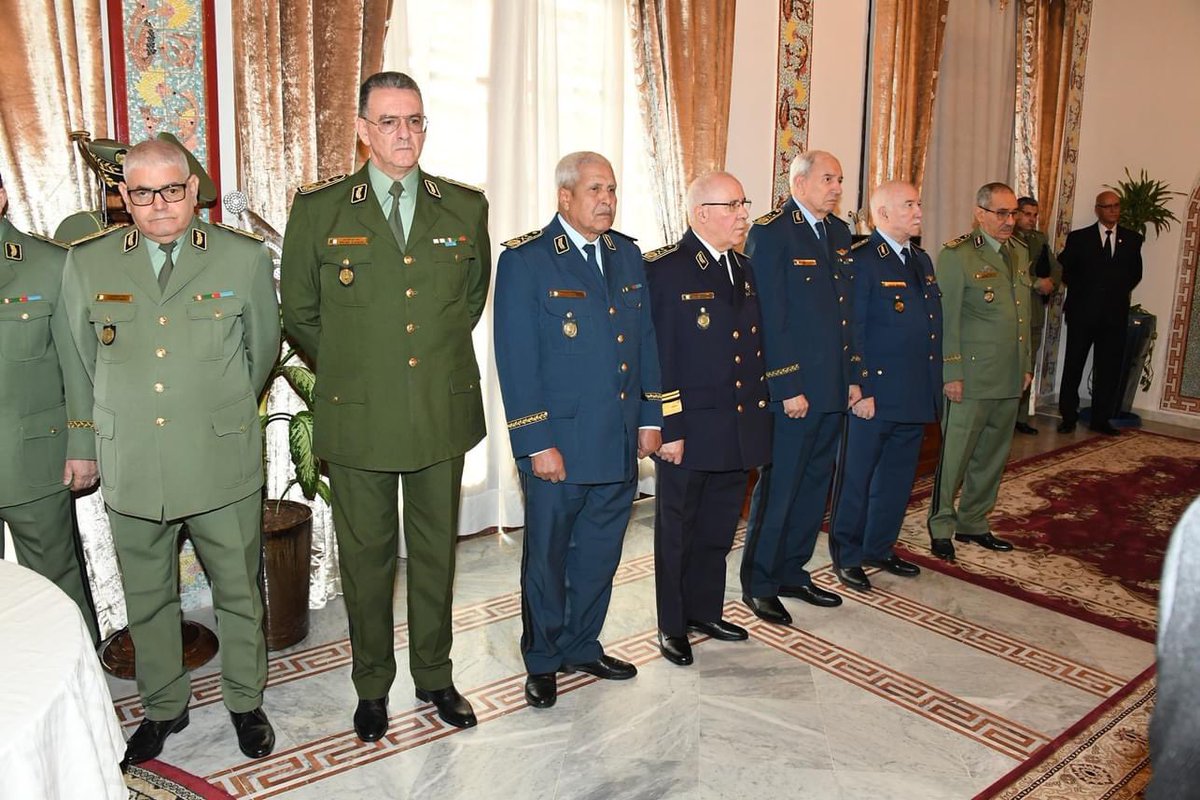 الفريق أول #السعيد_شنقريحة  رئيس أركان الجيش الوطني الشعبي، يشرف على حفل تقديم وتبادل التهاني بمناسبة عيد الفطر المبارك
#الجزائر