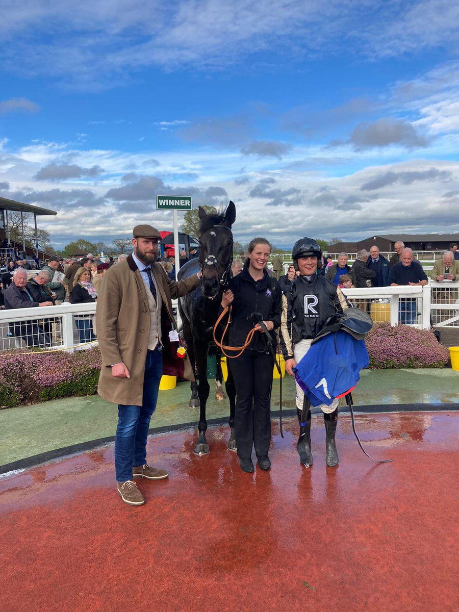 Jena D’Oudairies brings up an across the card four timer winning @TauntonRacing under a great ride from @gingell_freddie. Well done to her owners Giraffa Racing and to Kelsie who rides her and Alice who looks after her. #119