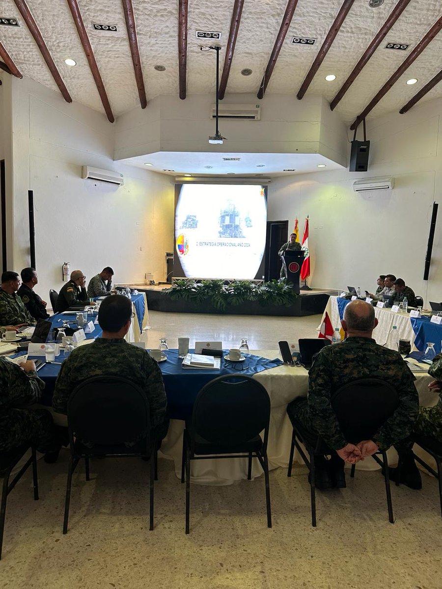 En Villavicencio #Meta, el comandante del @CCON3_FFMM y el señor Brigadier General Miller Vladimir Nossa Rojas, participan en reunión binacional con el @EjercitoPeru, con el objetivo de fortalecer las operaciones que garanticen la seguridad en la frontera. #PatriaHonorLealtad