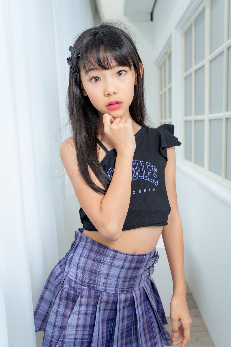 Yui_qutegirl_1's tweet photo. おはよ〜😊あったかくなってきたね☀️
今日はクラブ決めだよ❣️
Yuiは大好きなダンスクラブ入りたいけどダンス人気だからちゅうせんかも💦　入れるといいな〜🥰
最近ダンスがより好きでお家で練習と、
ママとパパにダンスはいったんおしまいって言われる位おどってるよー😁
明日はさつえい会😊　楽しみ〜💕
お写真は前さつえい会で大人っぽく見えるお気に入りのお写真だよー💓
平日最後がんばろうね❣️行ってきま~す🎒🏃‍♀️🥰
#MERRYMO #モニプロ