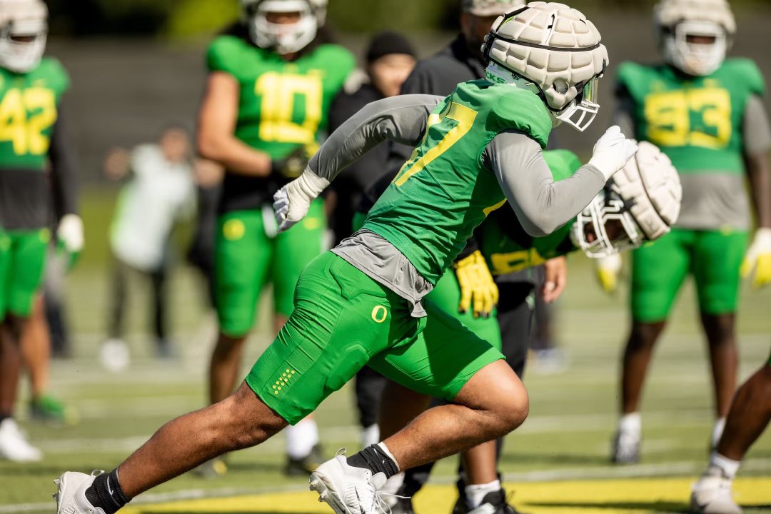 Just got these from Elijah. Action shots from Spring Practice. #ScoDucks #GoDucks 4️⃣7️⃣💚💛