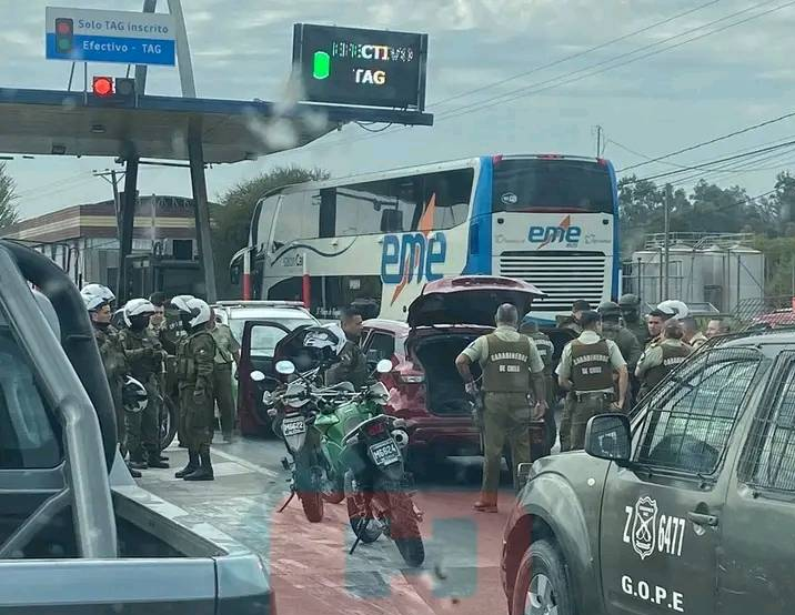 URGENTE: AMPLIO PROCEDIMIENTO POLICIAL SE REGISTRA EN EL PEAJE DE LOS LIRIOS.

Hace minutos, Carabineros detuvo a sujetos que minutos antes protagonizaron un violento robo a parcela de San Vicente Tagua Tagua.

Fueron interceptados en el Peaje Los Lirios, acceso sur a Rancagua.