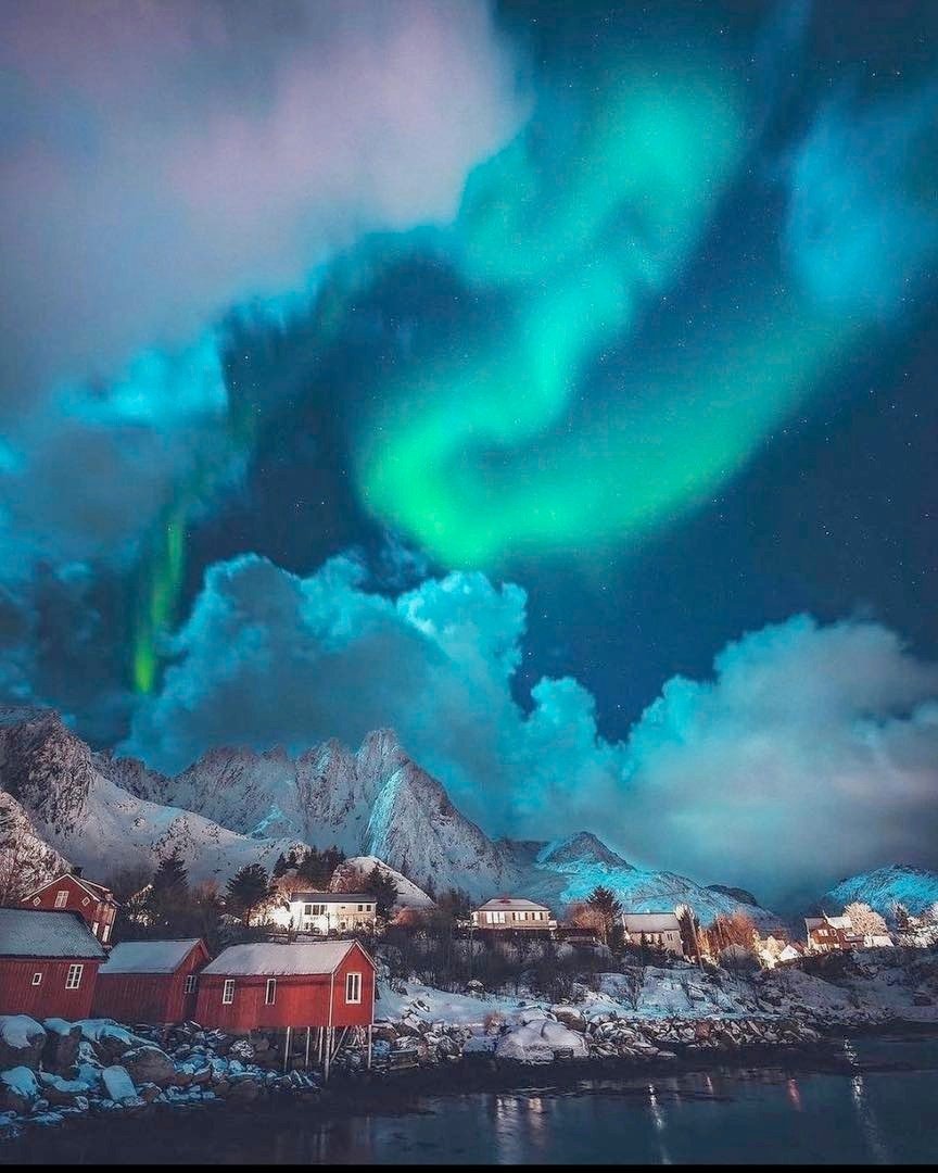 Epic photo on northern lights in Norway > { The world can be a beautiful place. 🙂 }