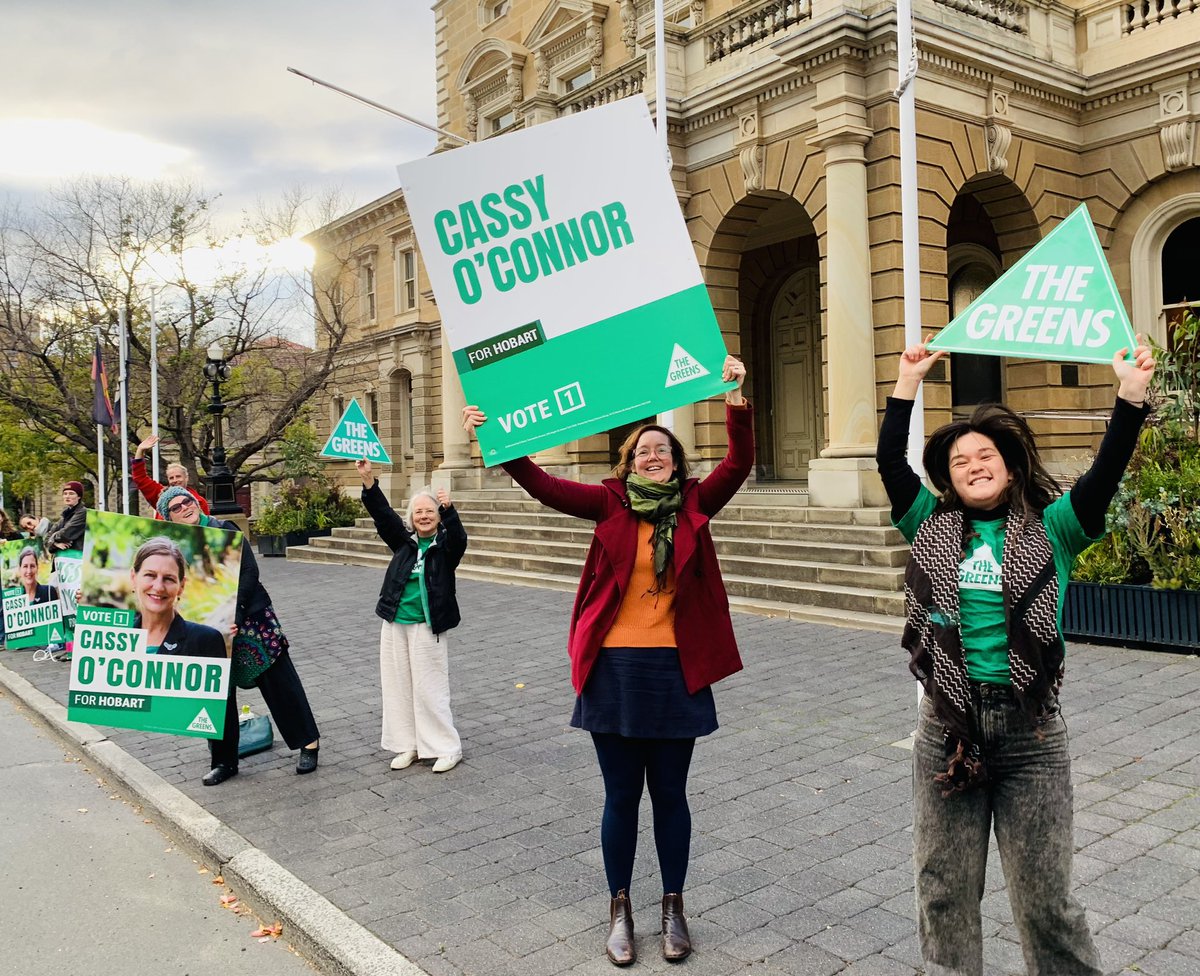 Nothing like a bit of morning visibility action to get the day off to a bright Green start. 💚 #politas