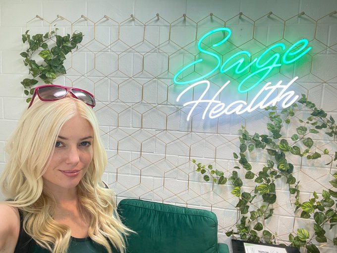 Watch Charlotte Stokely 🐝's leaked NSFW photo on TwXstars