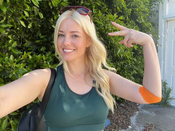 Watch Charlotte Stokely 🐝's leaked NSFW photo on TwXstars