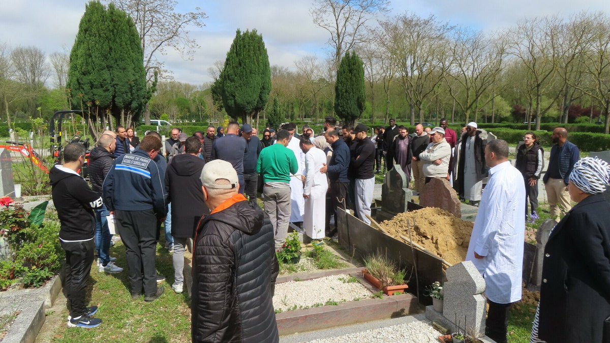 🔴 FLASH - #ChampignySurMarne : Atteint d’Alzheimer, El Mekki #Terrak avait disparu en 2015 puis enterré sous x. 

👉 Sa famille a enfin pu lui rendre hommage et l’inhumer au cimetière de #Thiais ce jeudi midi. (Le Parisien) #ValdeMarne