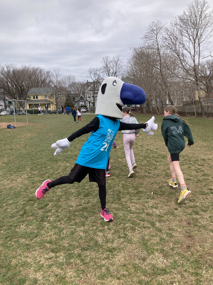 Awesome visit to @LeMarchantElem one of our 20-year KRC schools where PE teacher @YvetteLeBlanc17 has been supporting the program all 20 years! What an achievement!! Myles joined in the fun, high-fiving the runners & building excitement for the @Doctors_NS @BNMarathon Youth Run