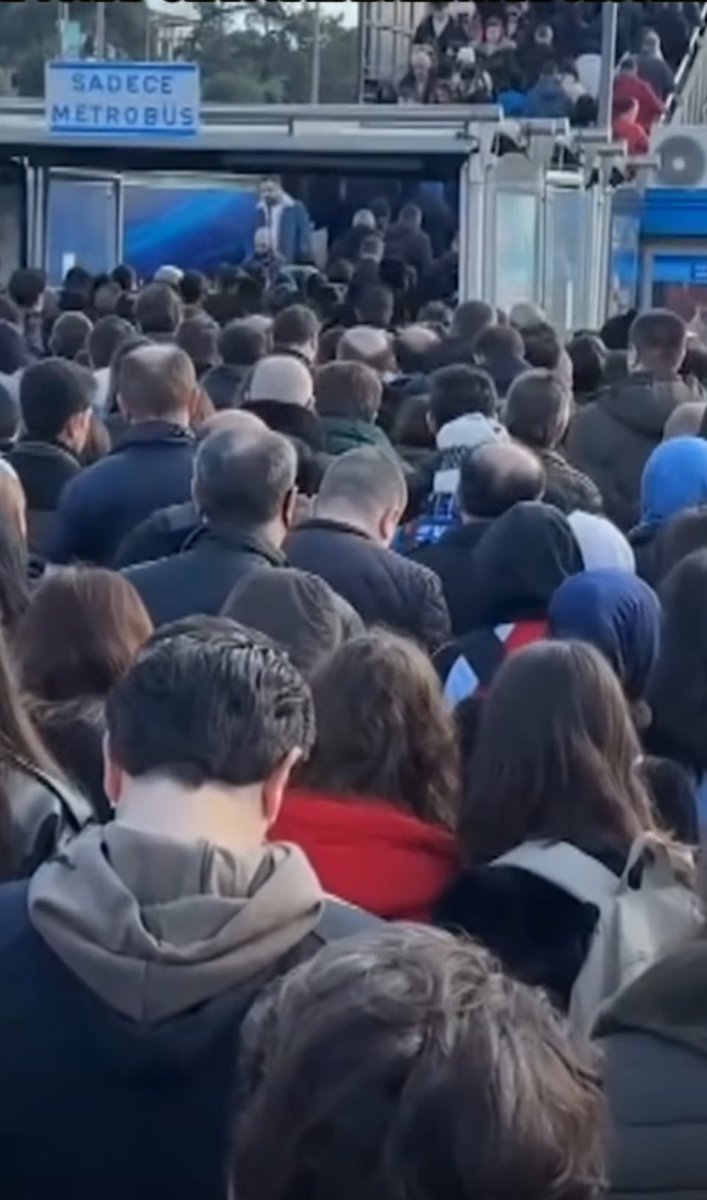 Üsküdar’da metrobüs arızası
Altunizade’de yoğunluk 
Vallahi billahi 

BANANE‼️#polis