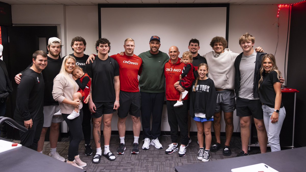 What an honor it was to have the best TE in the NFL & former Bearcat great @tkelce spend some time with the boys today! Appreciate your time & message to this group! @newheightshow #TEU #GoBearcats