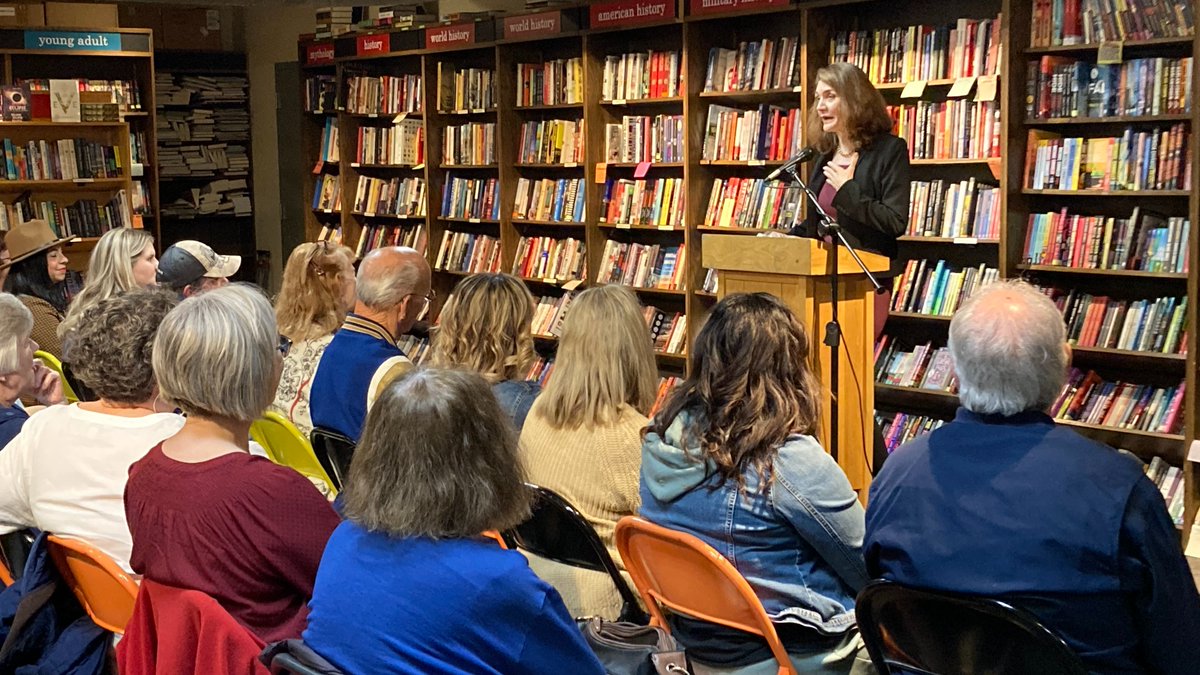 We had such a fabulous evening with @JeannetteEWalls yesterday. Phew! Signed copies of her new novel, Hang the Moon, are available at Boswell right now: boswellbooks.com/book/978150111…