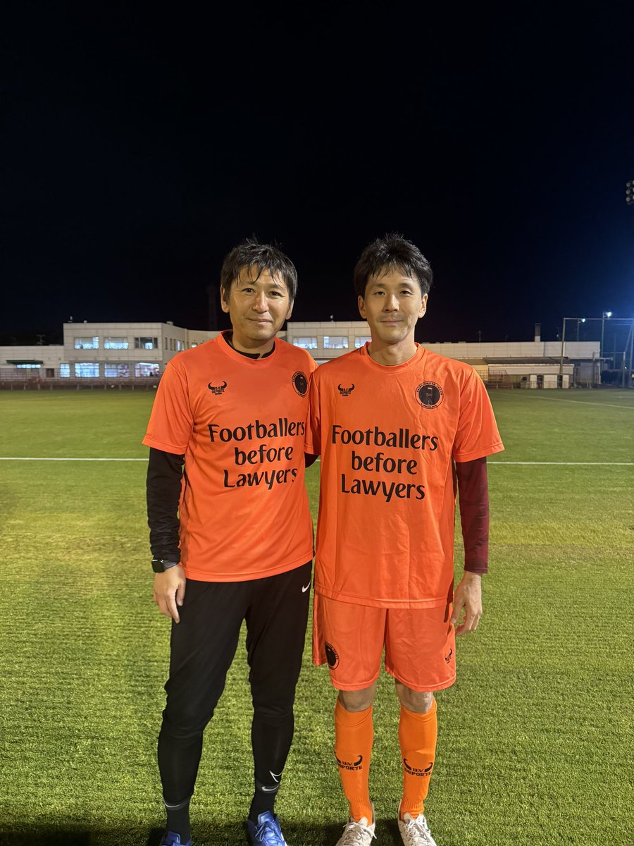 東京の弁護士チームの仲間と鹿島アントラーズレジェンドの中田浩二さん、本山雅志さんと一緒にサッカーをさせて頂きました。私はお二人の1つ下ですが、雪の高校サッカー決勝を思い出します。一緒にサッカーできる日が来るなんて嬉しいですね。