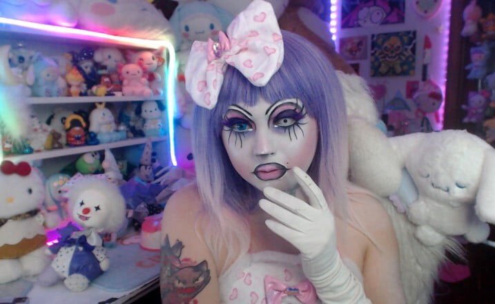 Feeling kind of pussy on stream today 🙈💖🦄🌈