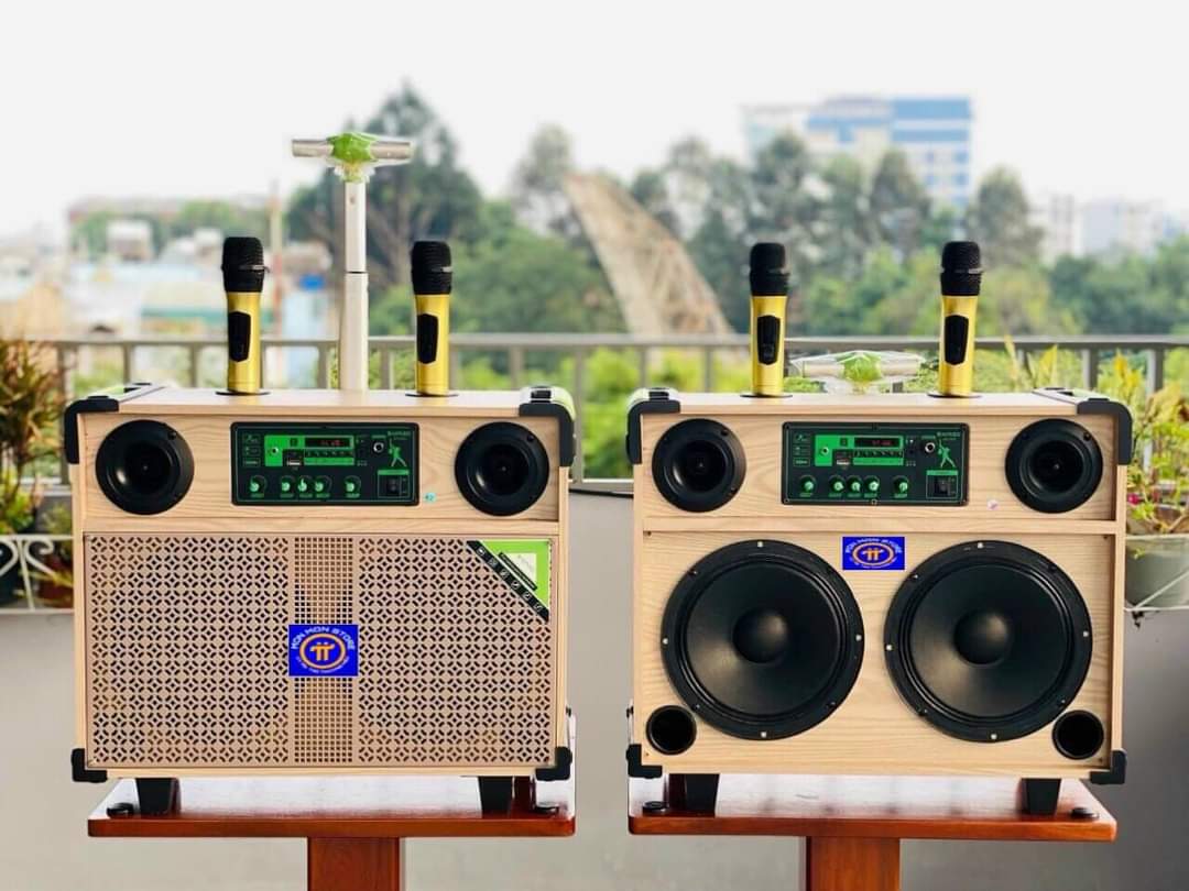 💥Hàng vừa cập bến - tranh thủ chót AE ơi 💥
Giao lưu : 5 chiếc thôi AE đam mê ca hát nhanh tay ib nha . 
🔺 công suất khủng 300w - lên nhạc là cả xóm nghe 
🔺 2 bass đôi siêu lực 
=> Thiết kế Sang trọng 
Tặng kèm 2 micro 
✅ Đồng thuận : 279 pi 
✈️Ship cod toàn