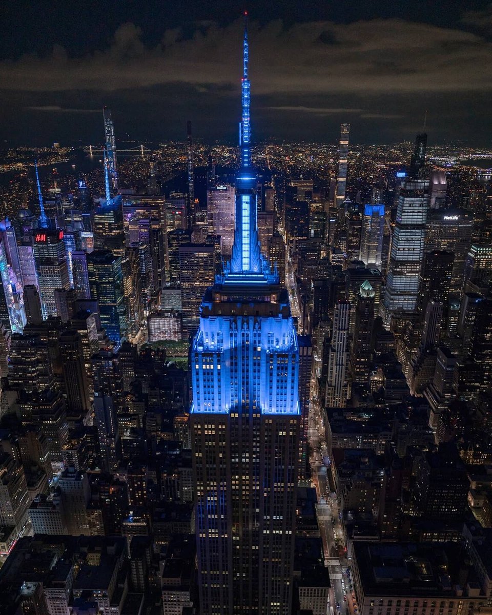 Shining in blue in honor of World Parkinson's Day @michaeljfoxorg Text CONNECT to 274-16 to get alerts on our Lights! Watch tonight's lighting here: esbo.nyc/xm5 📷: mattpugs/IG