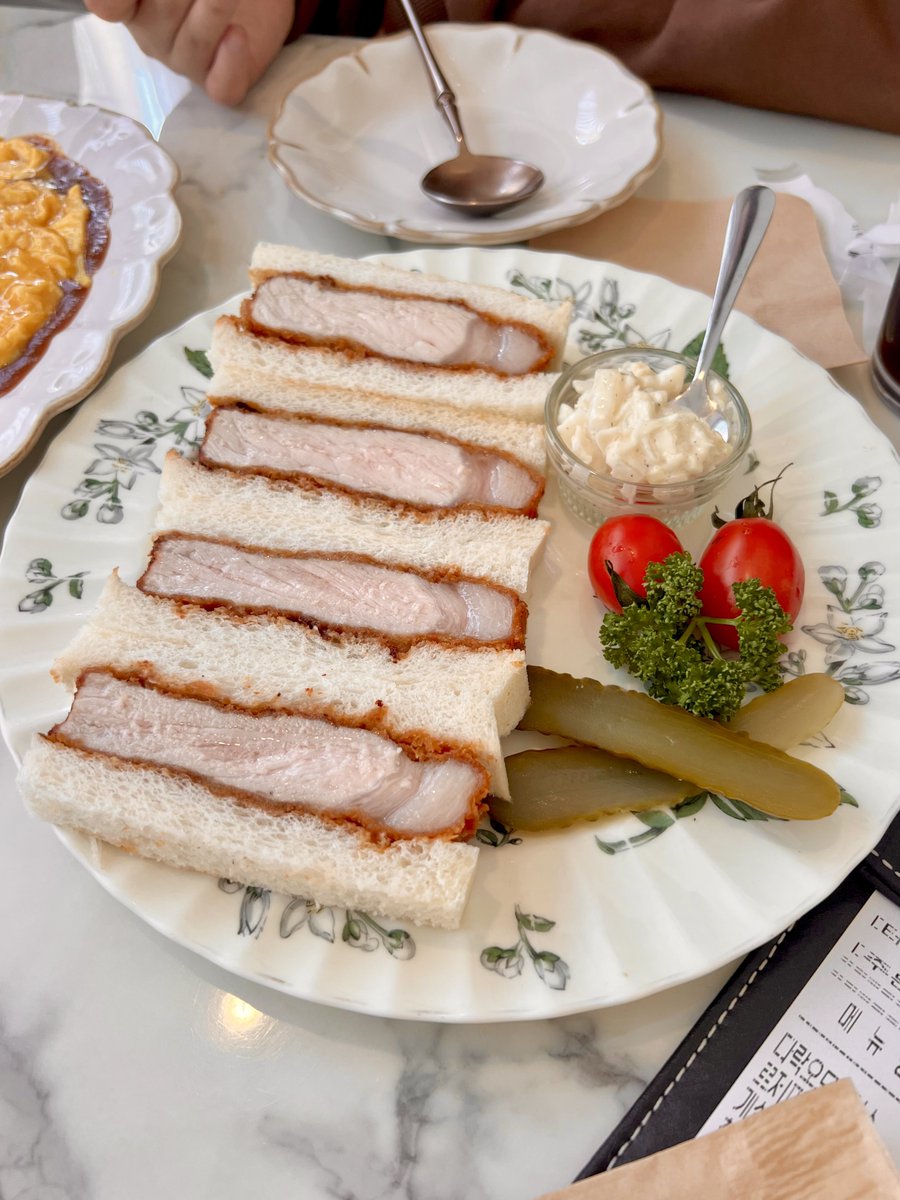 강남역 을지다락.
이곳의 오무라이스가 너무 좋다
친구들끼리 가면 다 좋아함