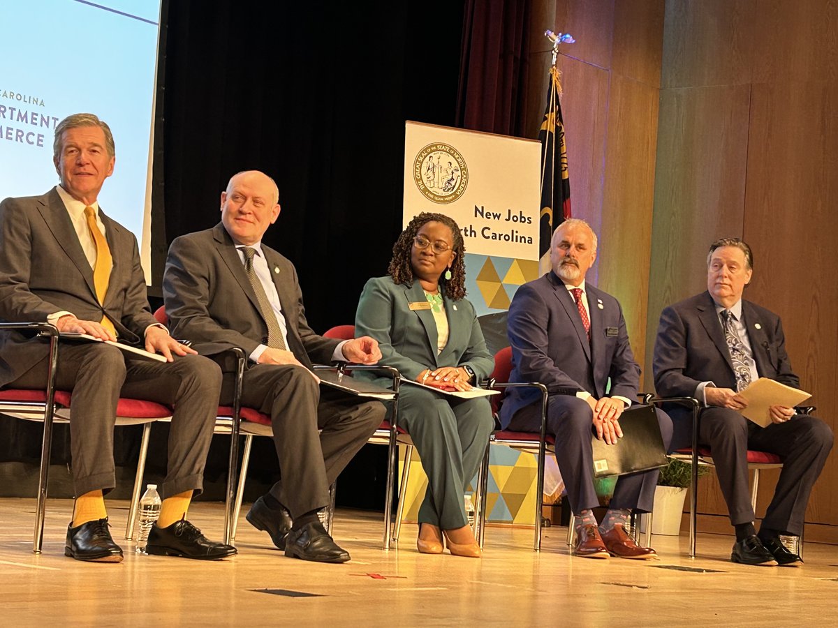 Mayor Sean Mayefskie joined NC Governor Roy Cooper, Town Council Members, Wake County Commissioners, NC Biotech Center, and others at the announcement of @FujifilmDiosyn additional $1.2 billion investment in Holly Springs. 

Read more in our NewsFlash ➡️ bit.ly/3PZtrSR