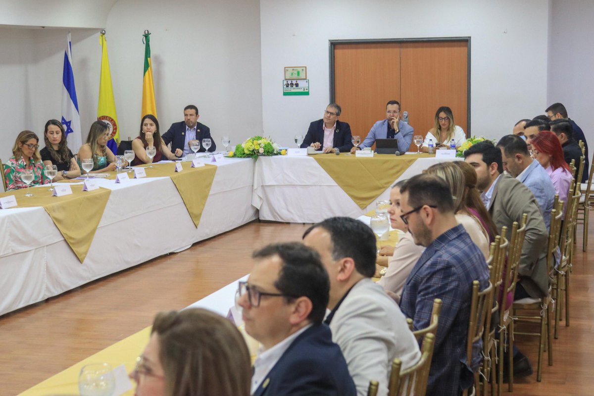 El embajador @galida12 visitó la ciudad bonita, #Bucaramanga☀️. En su paso por la ciudad sostuvo una reunión de trabajo con @soyjaimeandres, alcalde de Bucaramanga, y el equipo de @AlcaldiaBGA, para hablar sobre cooperación en temas de seguridad ciudadana, movilidad, ciudades…