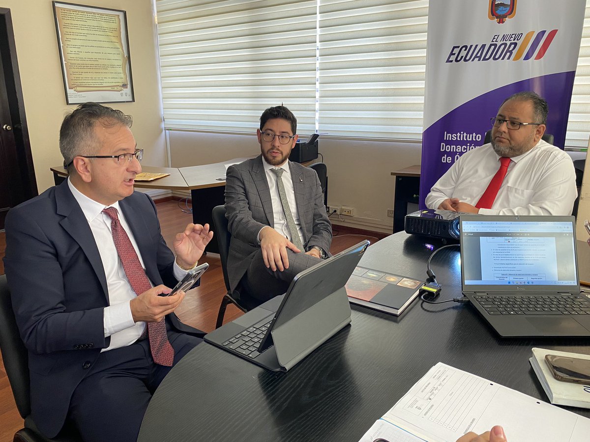 IndotEcuador's tweet photo. El equipo del #INDOT, mantuvo una reunión con Pablo Larco, Presidente de la #SociedadEcuatorianaDeCórneaYSegmentoAnterior, con el propósito de establecer líneas de cooperación técnica entre las instituciones, que permitirán generar acciones conjuntas para fortalecer la actividad trasplantológica en el país.

En #ElNuevoEcuador tu salud es nuestra prioridad.
@marioherrerav @DrFEncaladaC