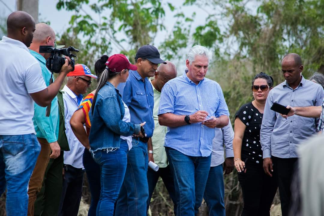 El presidente @DiazCanelB visitó hoy el polo productivo Cauto-La Yaya, del municipio granmense deJiguaní, donde intercambió con trabajadores del pivote central Máquina 8, donde cultivan frijol, maíz, calabaza y plátano burro. ℹ️📷 CMKX Radio Bayamo #GenteQueSuma #GranmaVencerá