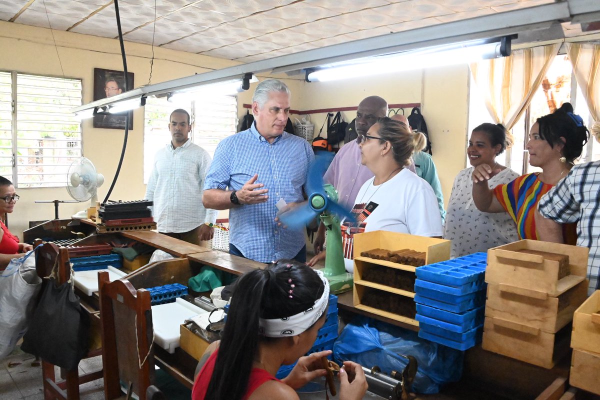 🇨🇺| Con el tradicional toque de chavetas los torcedores de la Fábrica de Tabacos de Exportación Bernarda Toro Pelegrín de Jiguaní recibieron hoy al Presidente @DiazCanelB, en su visita a ese municipio. #Cuba