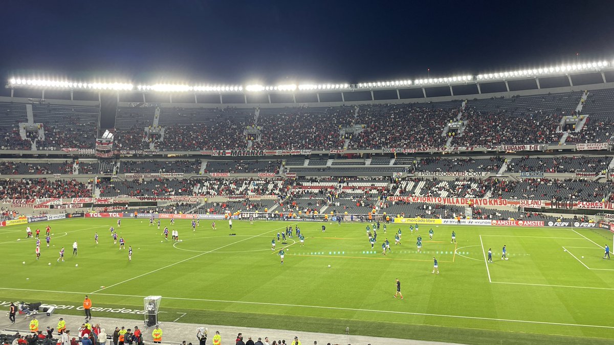 👋🏼 Hola, River Plate 👋🏼 Hola, Nacional 🔥 Calientan los equipos en el campo de juego. 🏆 Se viene un PARTIDAZO por Copa Libertadores. 🎙️ Escúchalo en @Sport890. ✈️ Presenta: #AfinTravel (Diego Labrocca: 099329333)