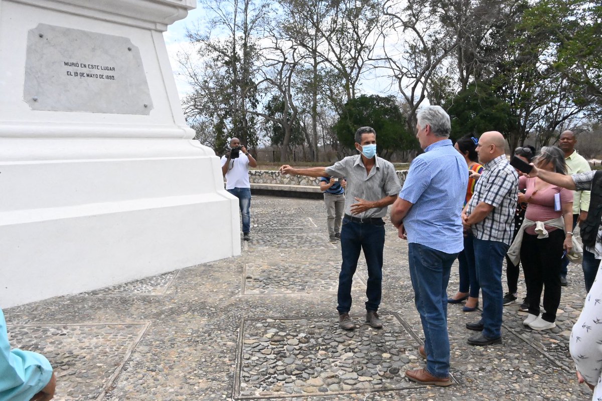 🇨🇺| El presidente aprovechó estas horas en Jiguaní para visitar el parque monumento Dos Ríos, uno de esos lugares a los que uno llega con las lágrimas contenidas por los hechos atroces que ahí se han cometido, a decir del profesor Antonio Espinosa al darle la bienvenida.
