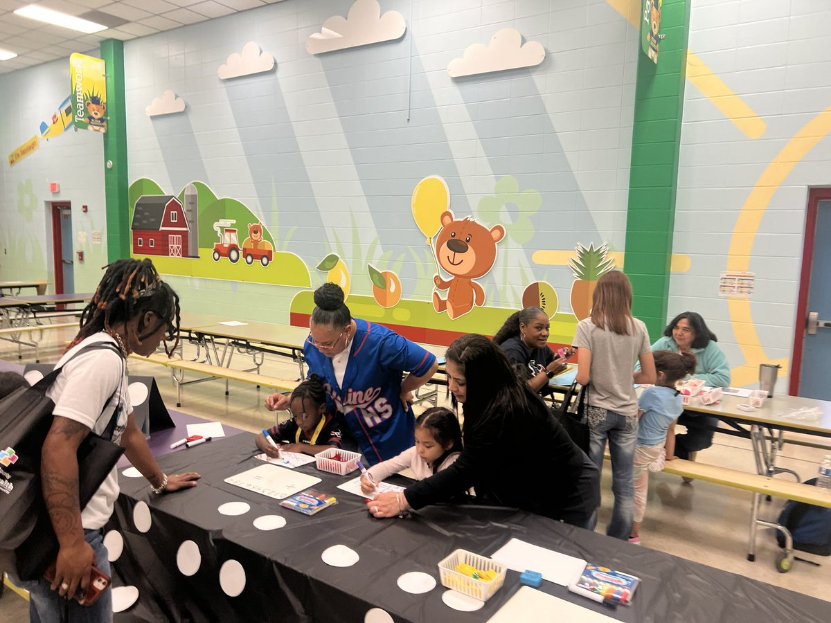 Academic night 💯 was a hit for our families!! Thank you to our teachers for creating engaging stations for enhancing language 📚 and math 🧮!! @AldineISD @Primary_AISD #MyAldine #deSantiagoBearsROAR