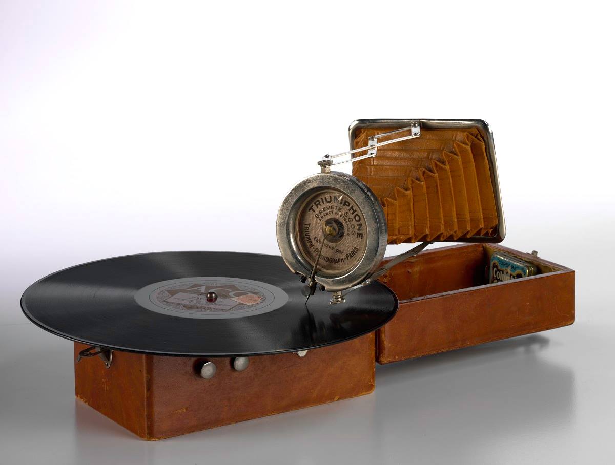 Long before Bluetooth or ‘80s boomboxes became a source of wireless music, mini phonographs were the go-to for providing portable sound. This 1920s French #recordplayer is operated via handle & only plays 78 RPM records: perfect for parties by the Seine. 
#NFSAOnline #retro
