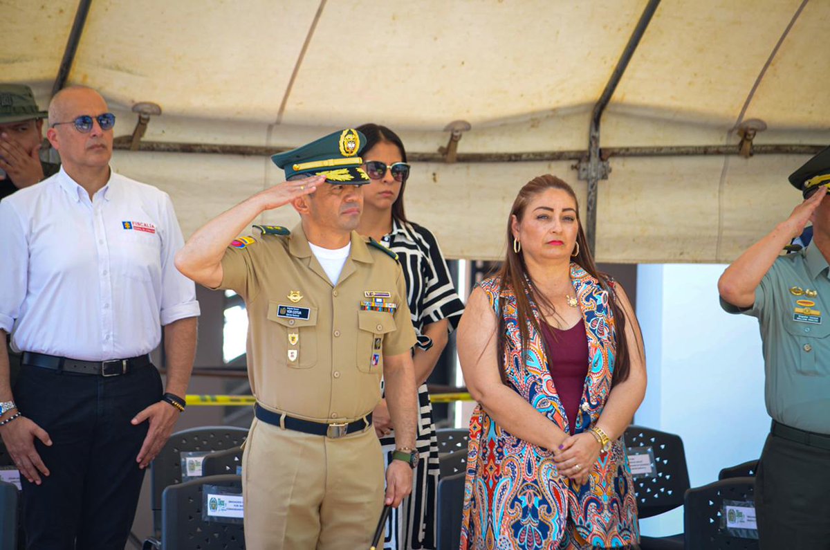 El Brigadier General Yor Wiliam Cotua Muñoz, Comandante de la #Brigada27, participó en la ceremonia de transmisión de mando donde recibió el señor Coronel William Barrios Perdomo como comandante de la @PoliciaDepuy. #PatriaHonorLealtad