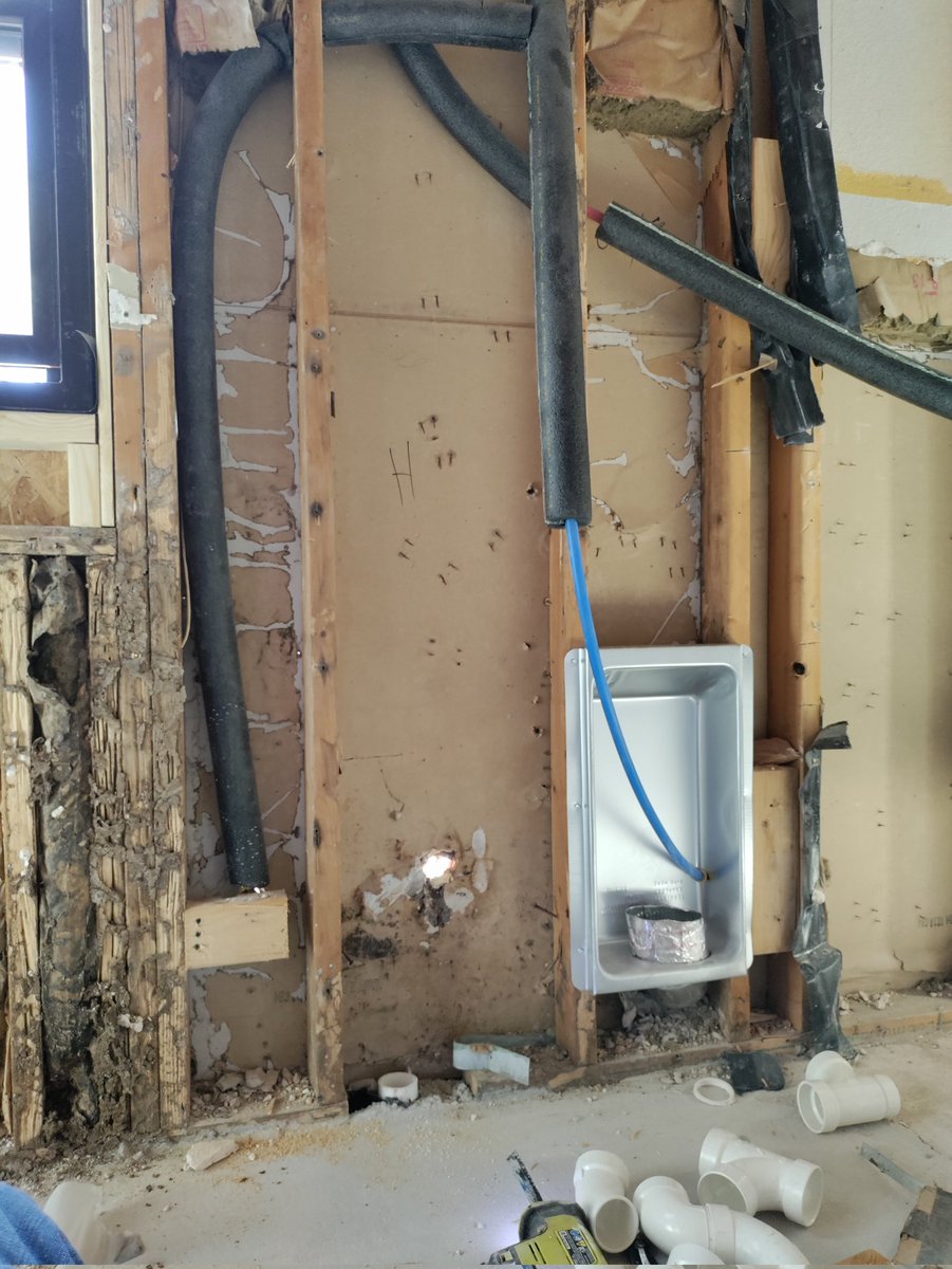 PlumberOFortune's tweet photo. From today. Laundry machine plumbing. Had to cut into the left stub to prevent making a crown trap. Then reinforced the stud from the left. Just one thing I did today. Before and after https://t.co/FvWQw5MYGO