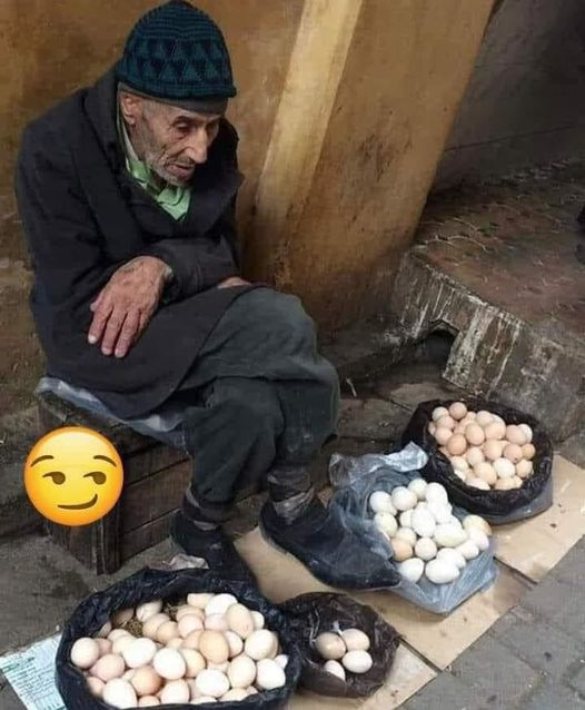 Uma mulher perguntou a um idoso: 'Por quanto vendes ovos? ' O velho vendedor respondeu: 10 reais pela dz de ovos, senhora.' A mulher disse o seguinte: 'Vou levar 6 ovos por 5 reais ou vou embora e não compro nenhum. ” O velho vendedor respondeu: 'Você pode comprá-lo pelo preço
